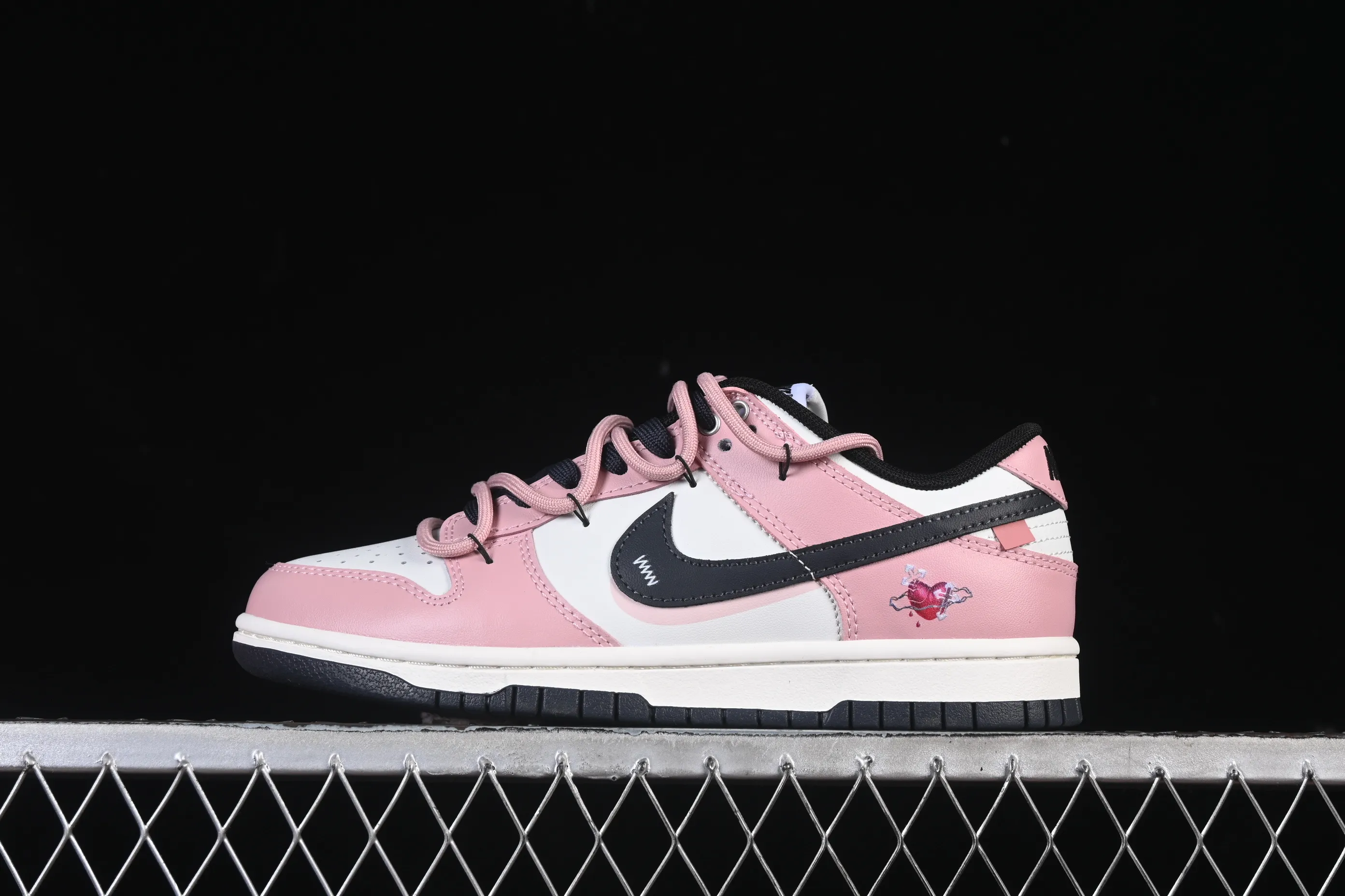All categories Nk SB Dunk Series Nk SB Dunk Low High-end customized low-top sneakers Nike SB Dunk Low Valentine's Day strap Anniversary high-end customized low-top casual sneakers PB0510-055